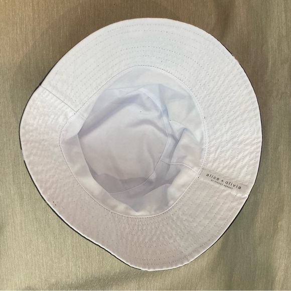 ALICE + OLIVIA Daisy Design Reversible Bucket Hat - Picture 8 of 9